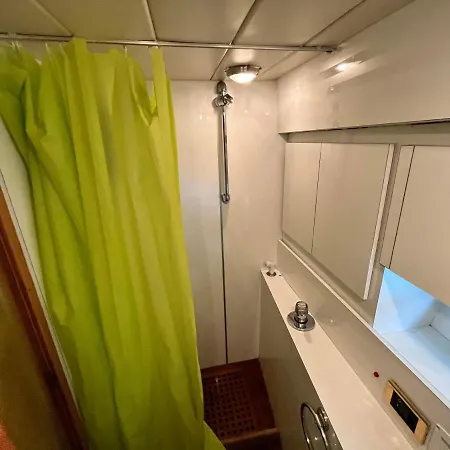 La Dama Dei Desideri Bådhotel *